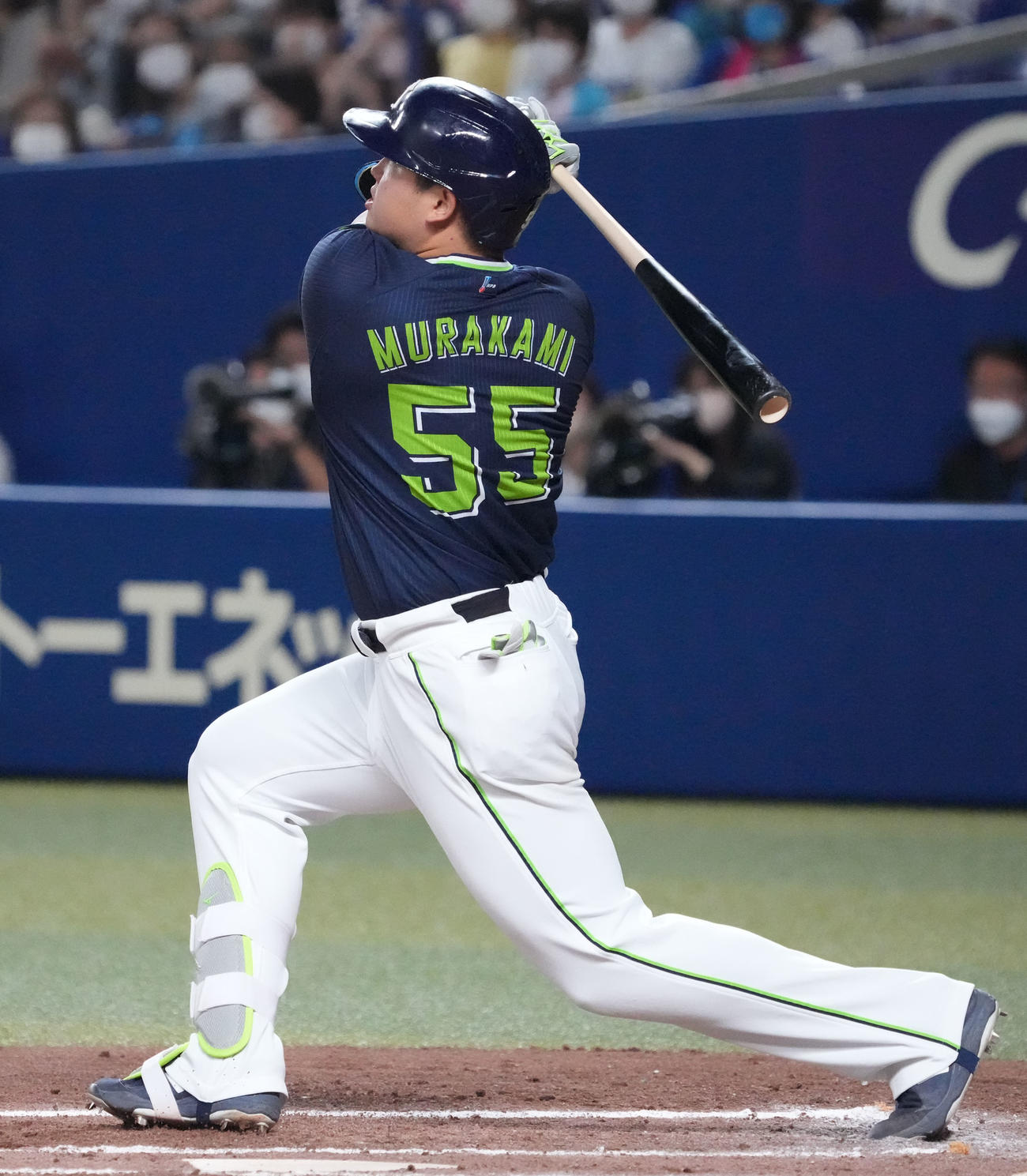 中日対ヤクルト　7回表ヤクルト2死二塁、右越え2点本塁打を放つ村上（撮影・森本幸一）