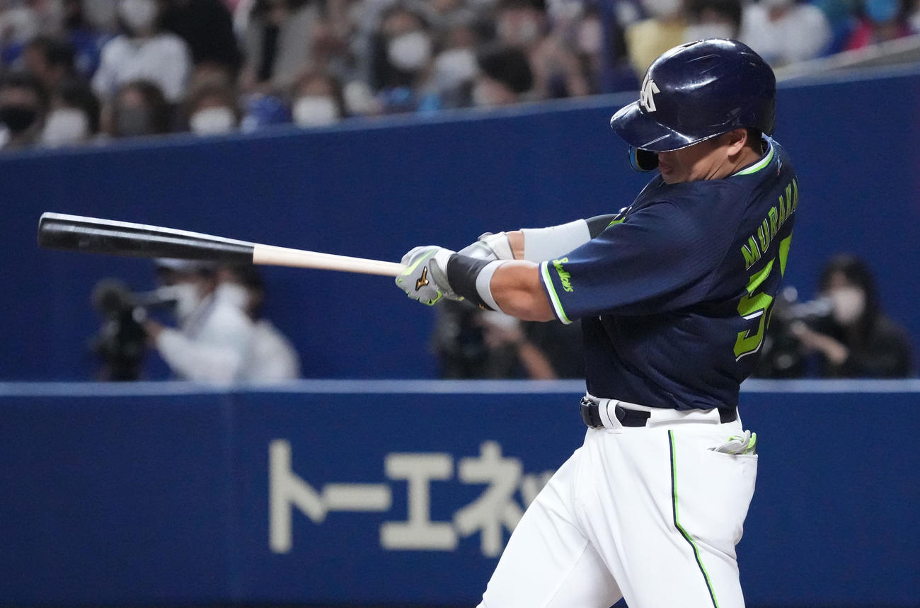 中日対ヤクルト　7回表ヤクルト2死二塁、右越え2点本塁打を放つ村上（撮影・森本幸一）