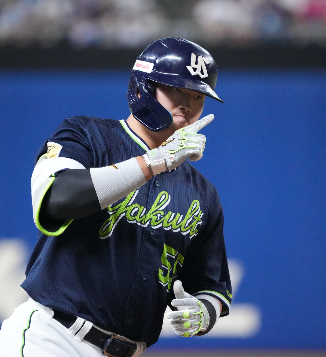 中日対ヤクルト　7回表ヤクルト2死二塁、右越え2点本塁打を放ち三塁を回る村上（撮影・森本幸一）