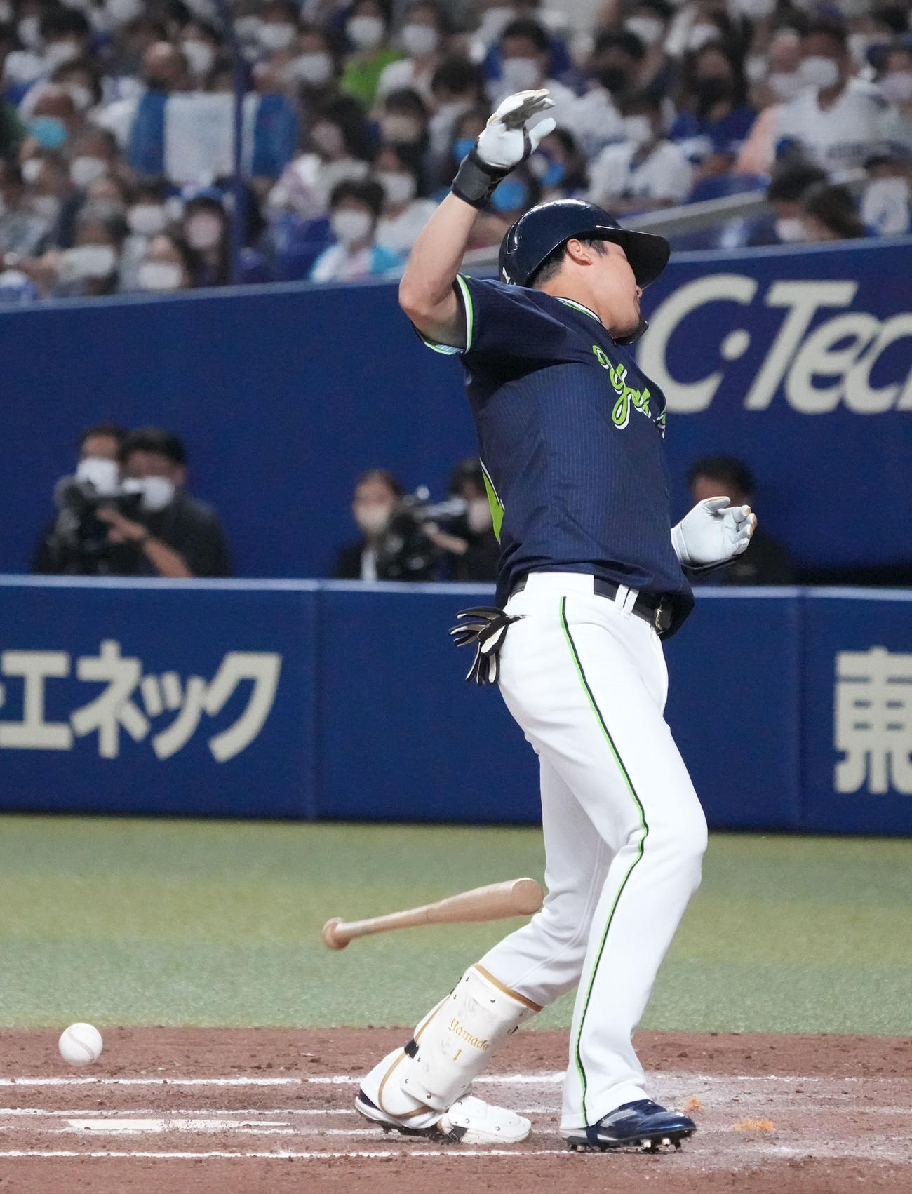 中日対ヤクルト　8回表ヤクルト1死三塁、死球を受ける山田（撮影・森本幸一）