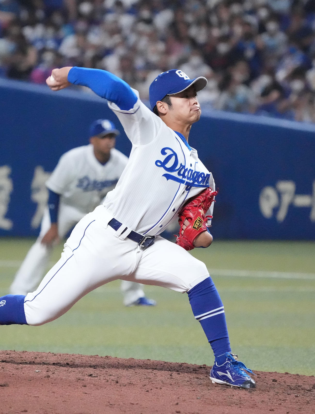 中日対ヤクルト　8回表、中日3番手で登板する根尾（撮影・森本幸一）