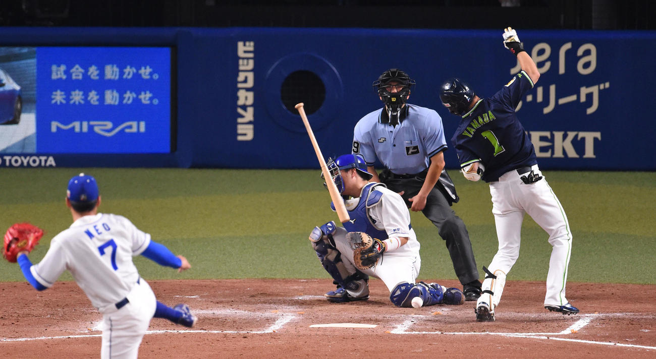 中日対ヤクルト　8回表ヤクルト1死三塁、死球を受ける山田（右）投手は根尾（撮影・森本幸一）