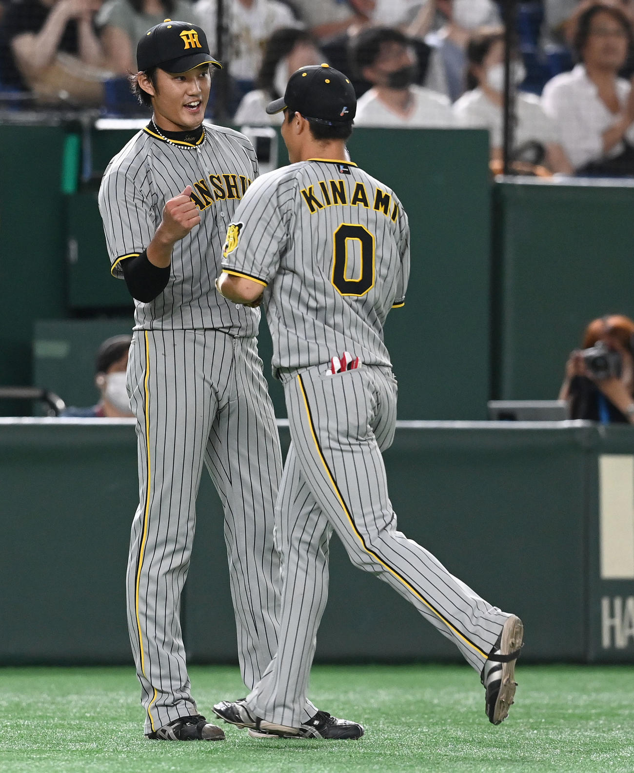 巨人対阪神　7回裏1死一塁、代打松原を併殺打に打ち取り、野手陣を迎える藤浪（撮影・たえ見朱実）