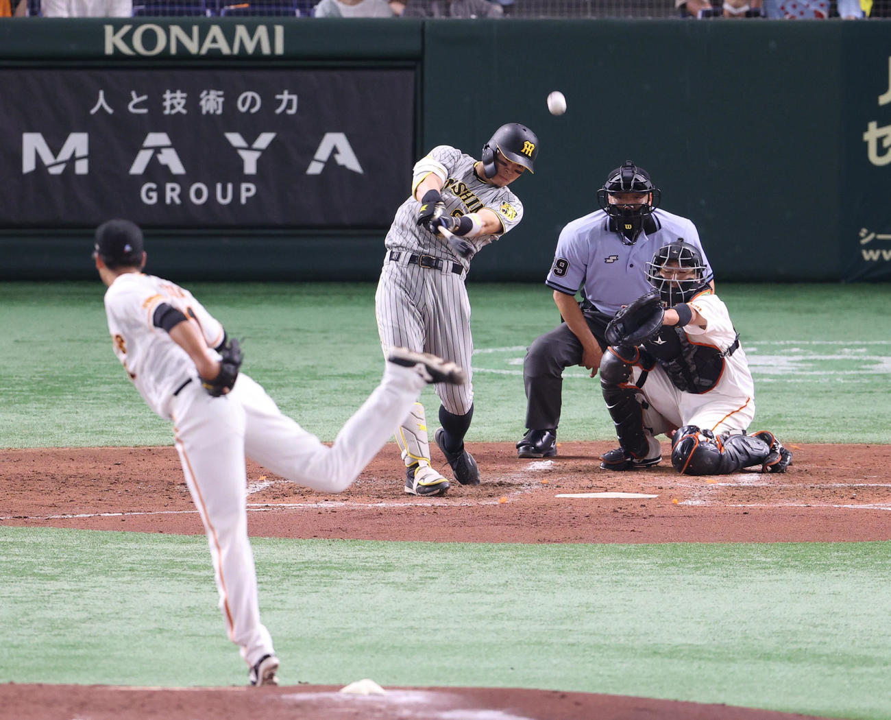 巨人対阪神　3回表阪神2死一塁、2点本塁打を放つ佐藤輝。投手堀田（撮影・狩俣裕三）