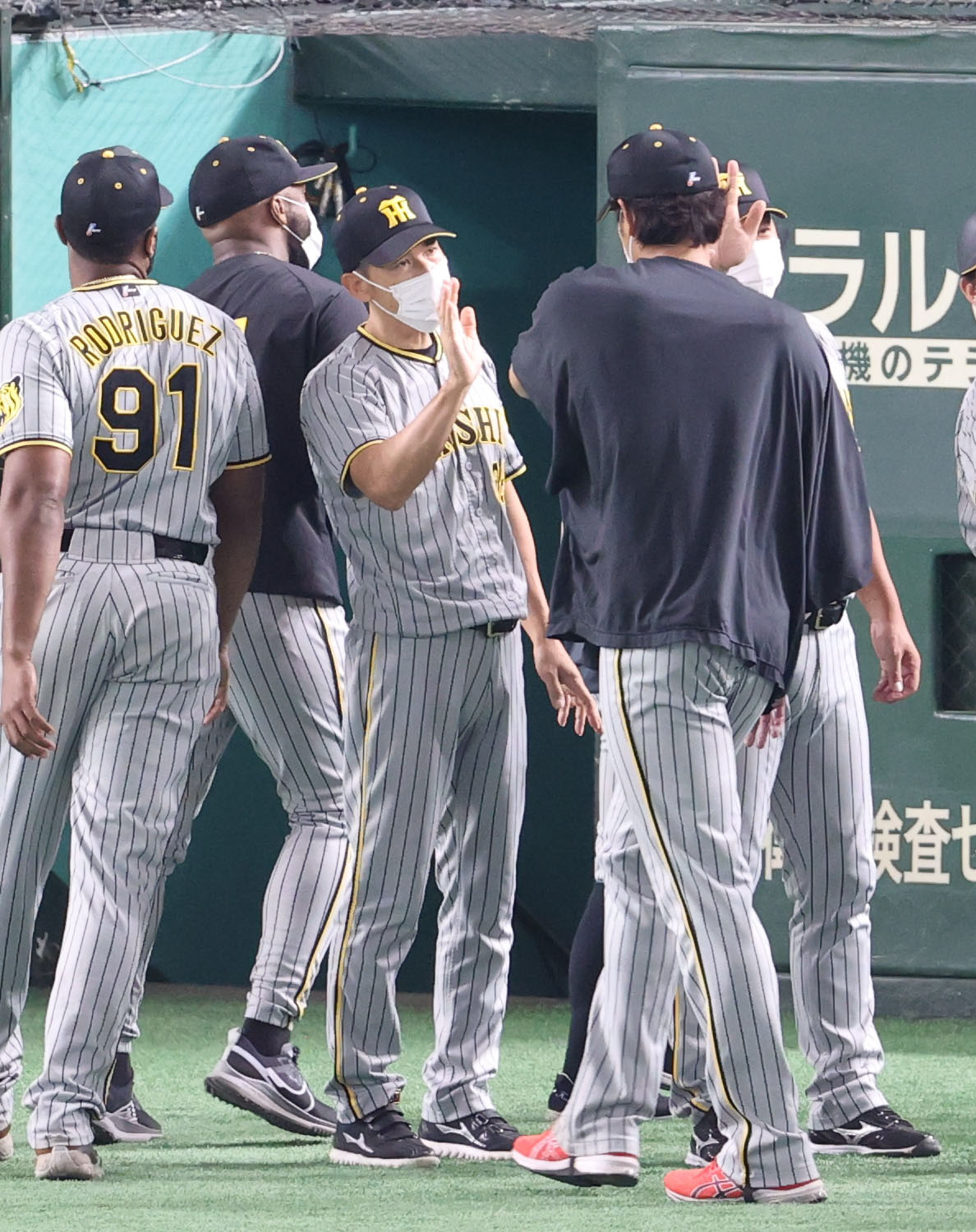巨人対阪神　試合後、今季初勝利の藤浪（右）を迎える矢野監督（撮影・狩俣裕三）