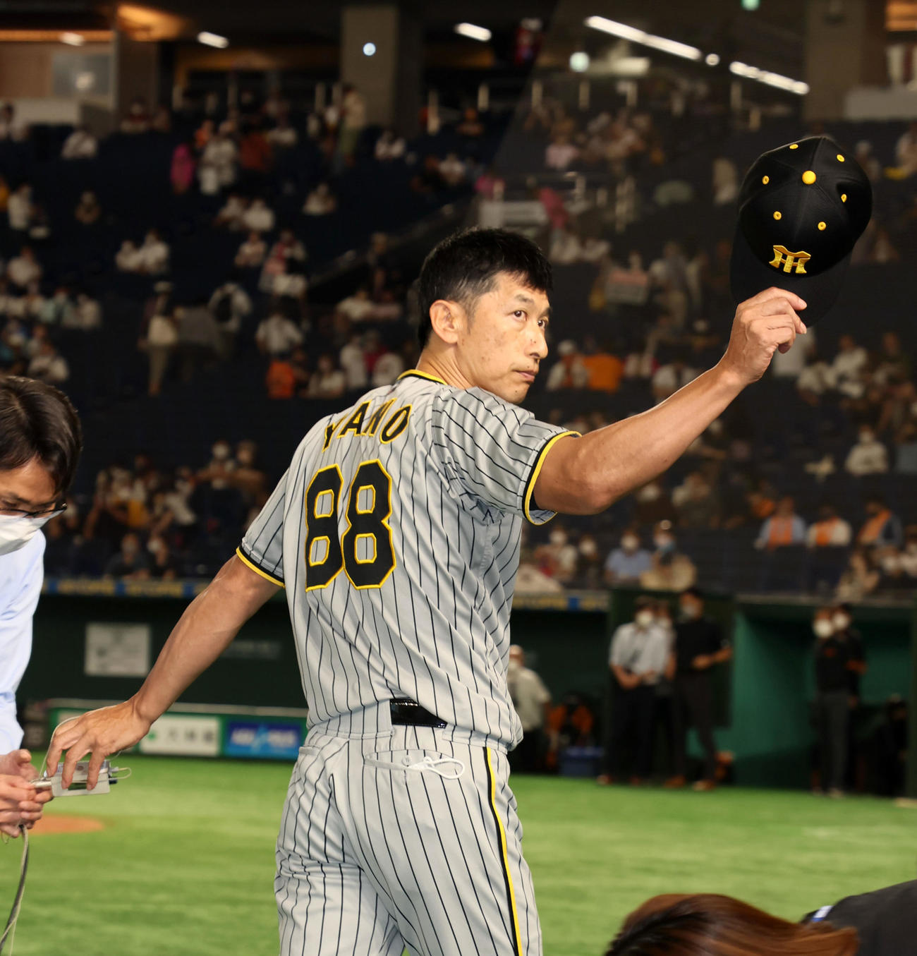 巨人対阪神　巨人に勝利しファンにあいさつする矢野監督（撮影・加藤哉）