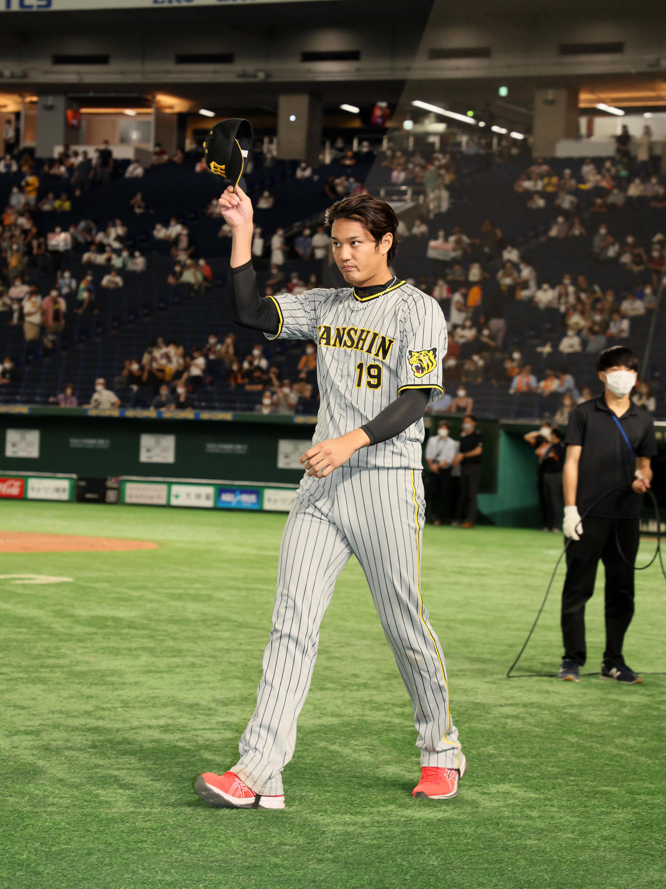 巨人対阪神　ヒーローインタビューを受ける藤浪はスタンドにあいさつする（撮影・加藤哉）