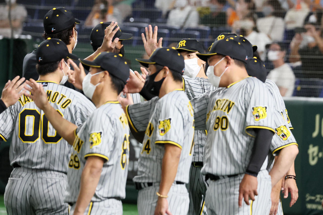 巨人対阪神　巨人に勝利しナインを出迎える矢野監督（撮影・加藤哉）