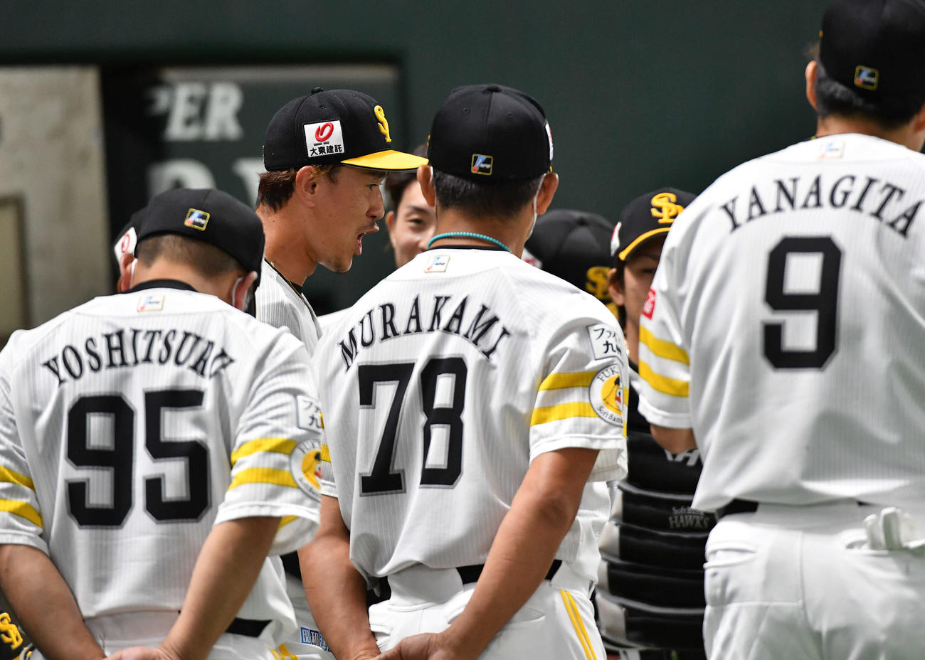 ソフトバンク対日本ハム　試合前、円陣で声出しをする三森（撮影・岩下翔太）