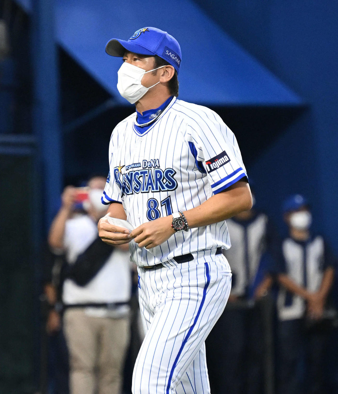 DeNA対広島　試合前にメンバー表の交換をしベンチへ引き揚げるDeNA三浦監督（撮影・滝沢徹郎）