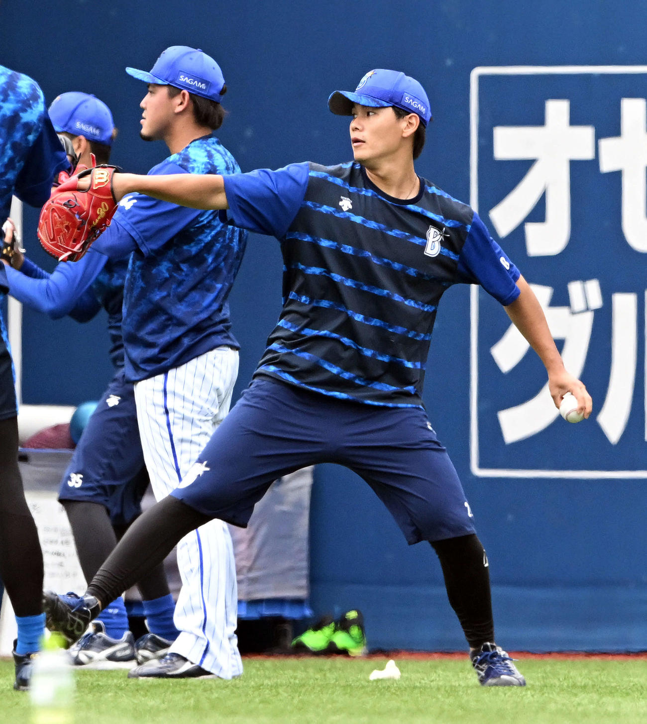 DeNA対広島　試合前練習のキャッチボールで調整するDeNA坂本（撮影・滝沢徹郎）