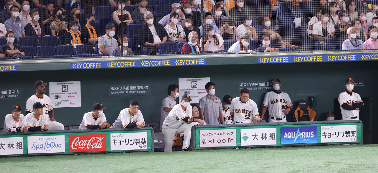 巨人対阪神　9回裏、ベンチから、じっとグラウンドを見つめる原監督（右端）と巨人の選手たち（撮影・狩俣裕三）