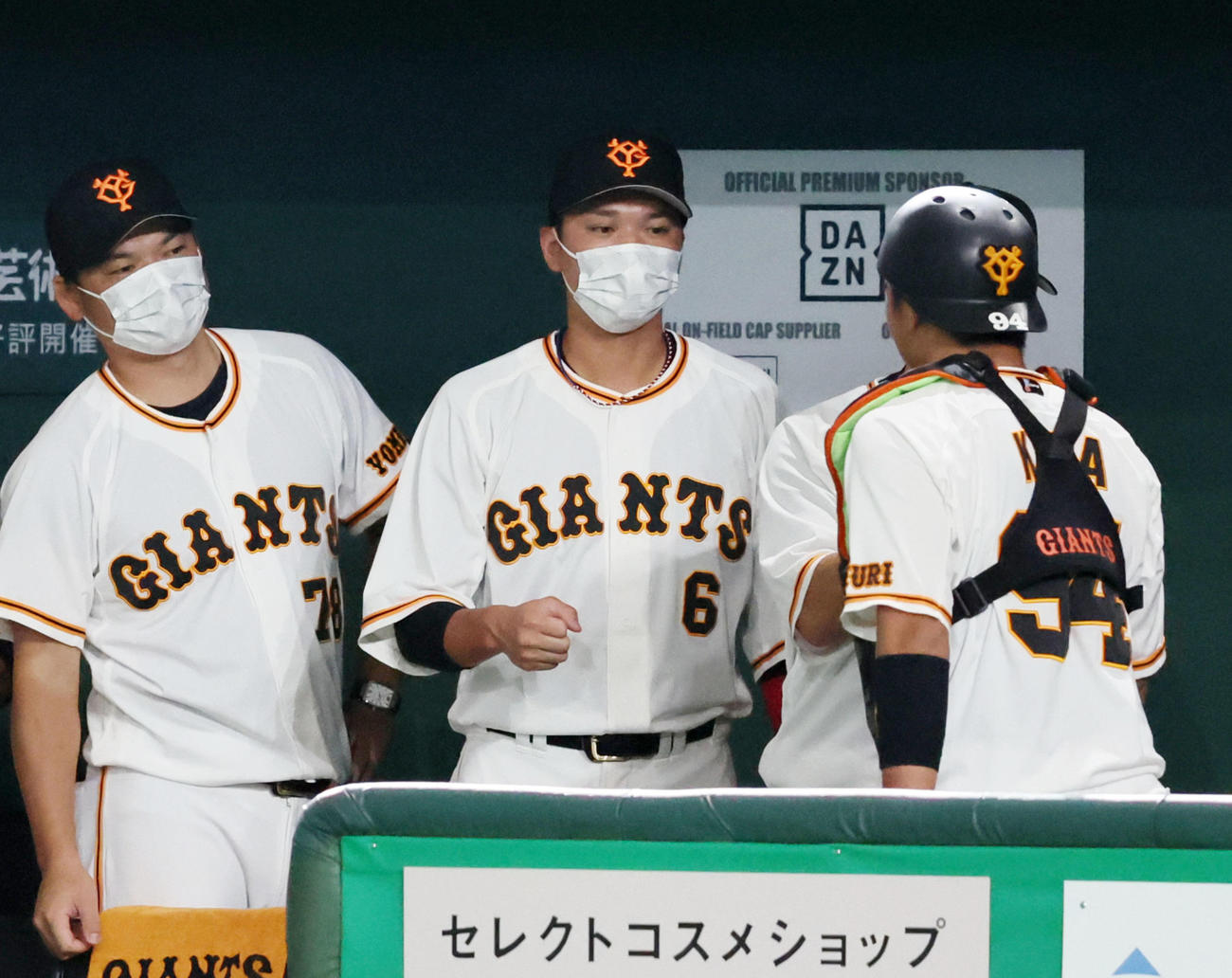 ベンチでナインとタッチする坂本（撮影・加藤哉）