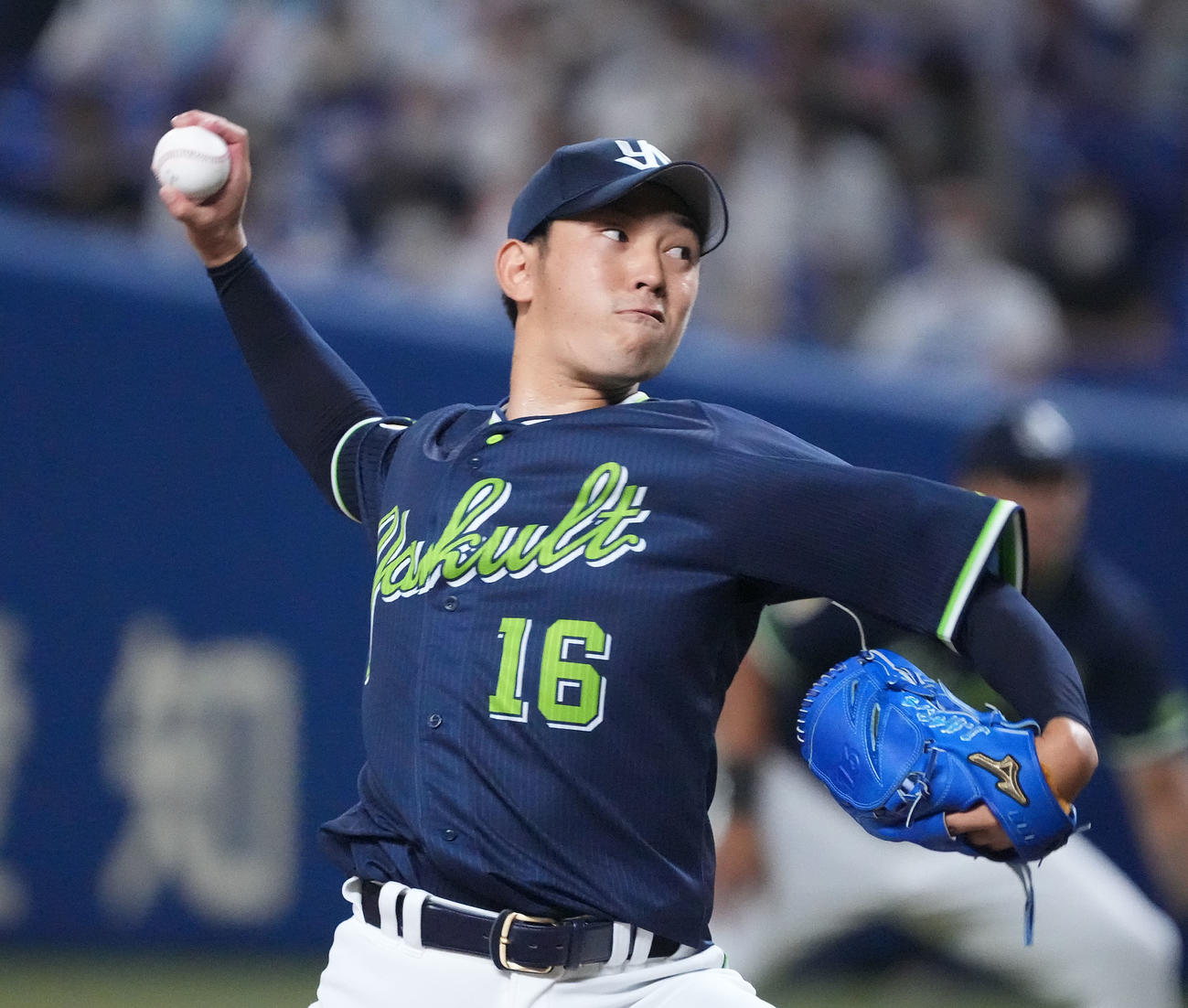 中日対ヤクルト　1回裏、登板するヤクルト先発の原（撮影・森本幸一）
