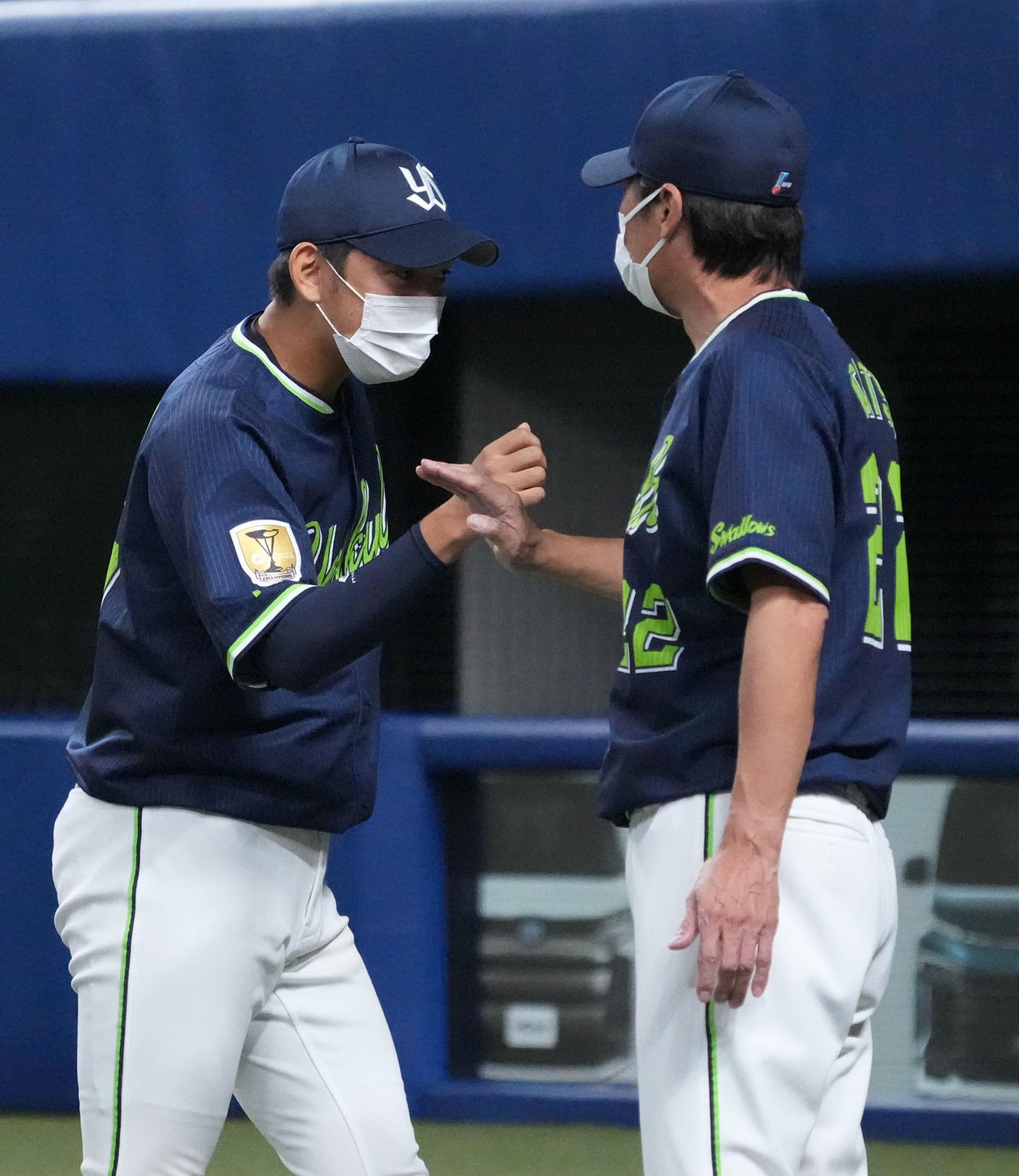 中日対ヤクルト　試合終了後、高津監督とタッチを交わす原（左）（撮影・森本幸一）
