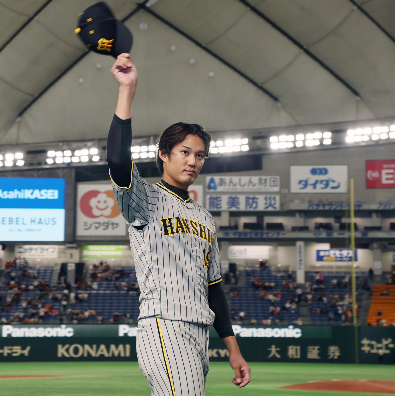 巨人対阪神　ヒーローインタビューを終えスタンドにあいさつする藤浪（撮影・加藤哉）