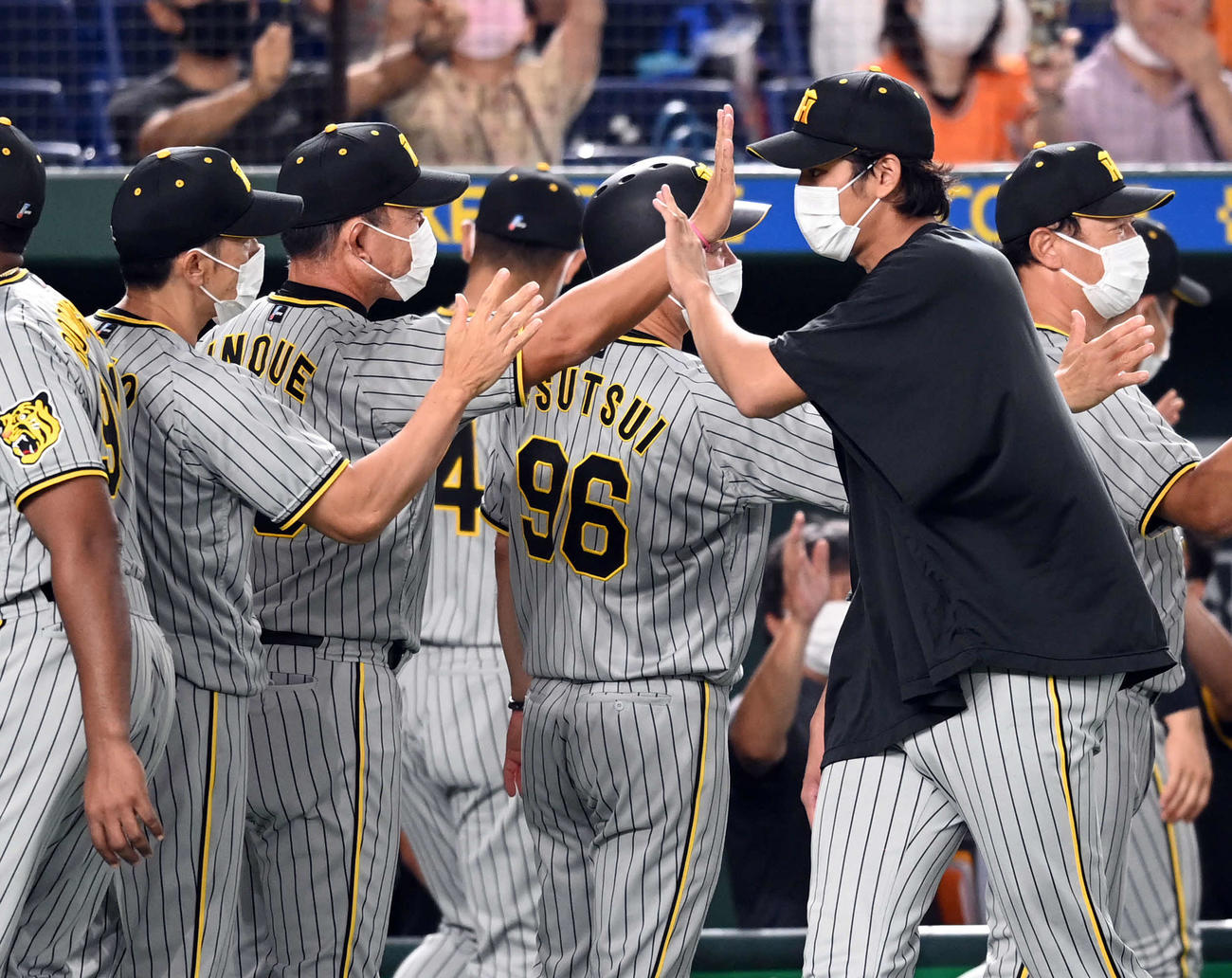 巨人対阪神　今期初勝利を飾り矢野監督とタッチを交わす阪神藤浪（撮影・たえ見朱実）