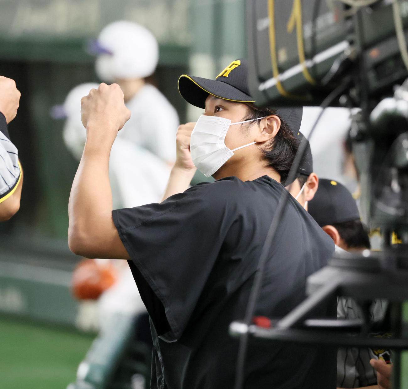 巨人対阪神　今季初勝利を挙げガッツポーズを見せる藤浪（撮影・加藤哉）