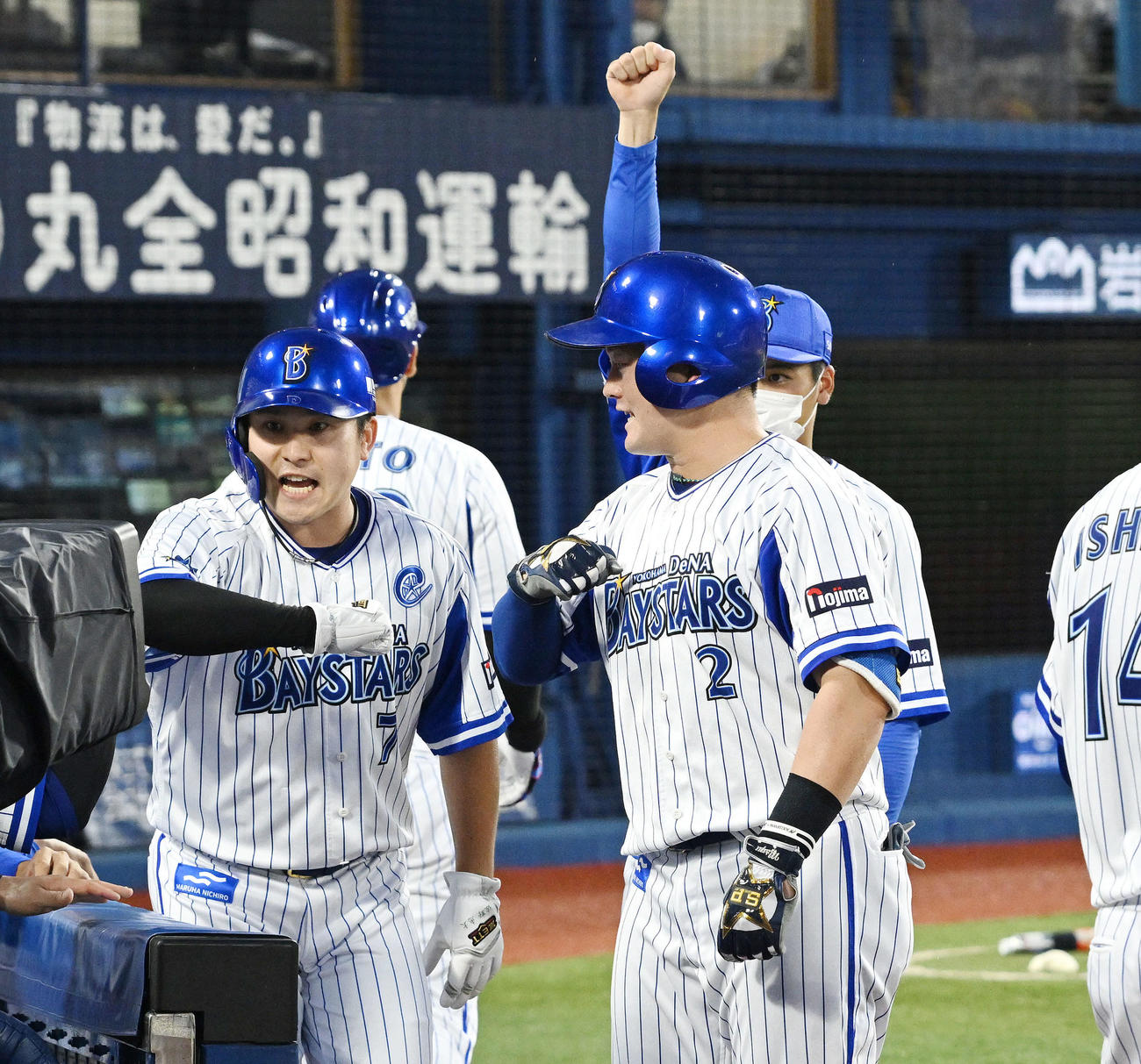 DeNA対広島　1回裏DeNA2死一塁、2点本塁打を放った牧（右手前）は生還し佐野（左手前）らとポーズを決める（撮影・滝沢徹郎）