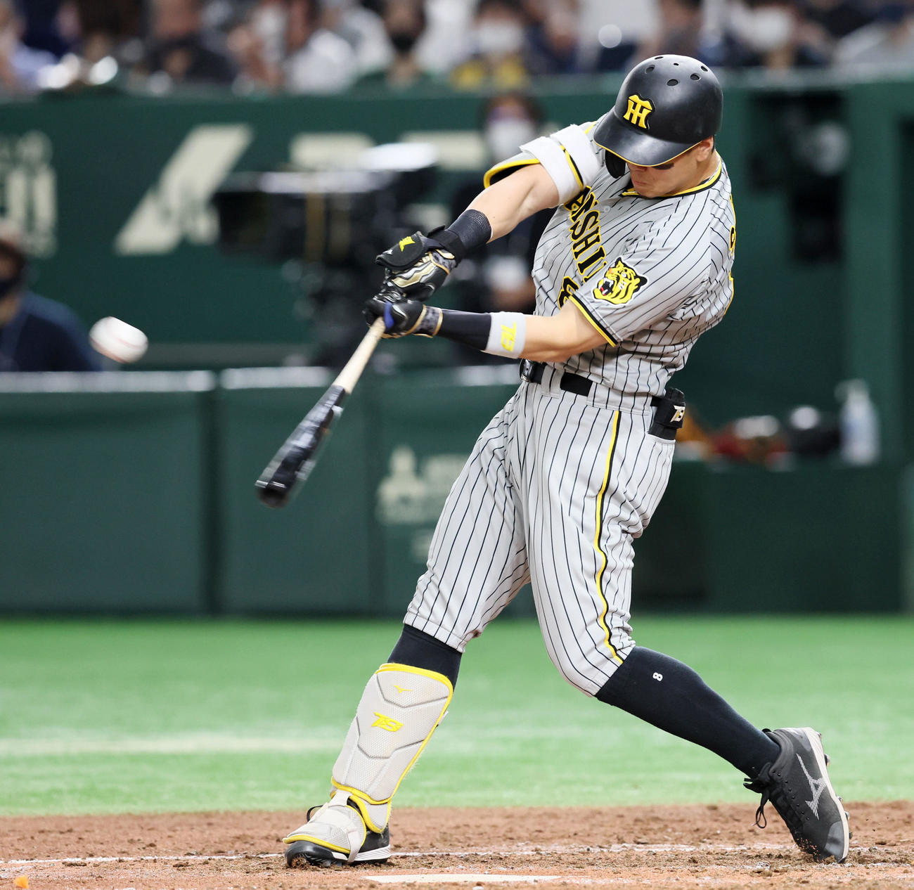 巨人対阪神　3回表阪神2死一塁、佐藤輝は中越え2点本塁打を放つ（撮影・加藤哉）
