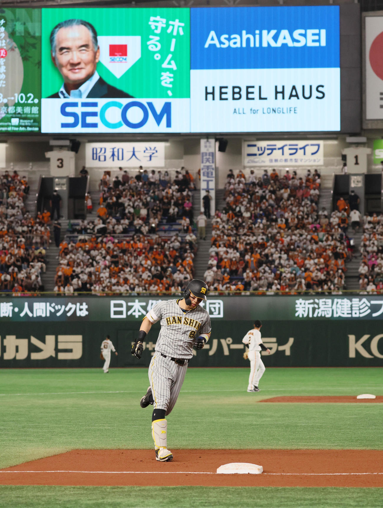巨人対阪神　3回表阪神2死一塁、佐藤輝は中越え2点本塁打を放つ（撮影・加藤哉）