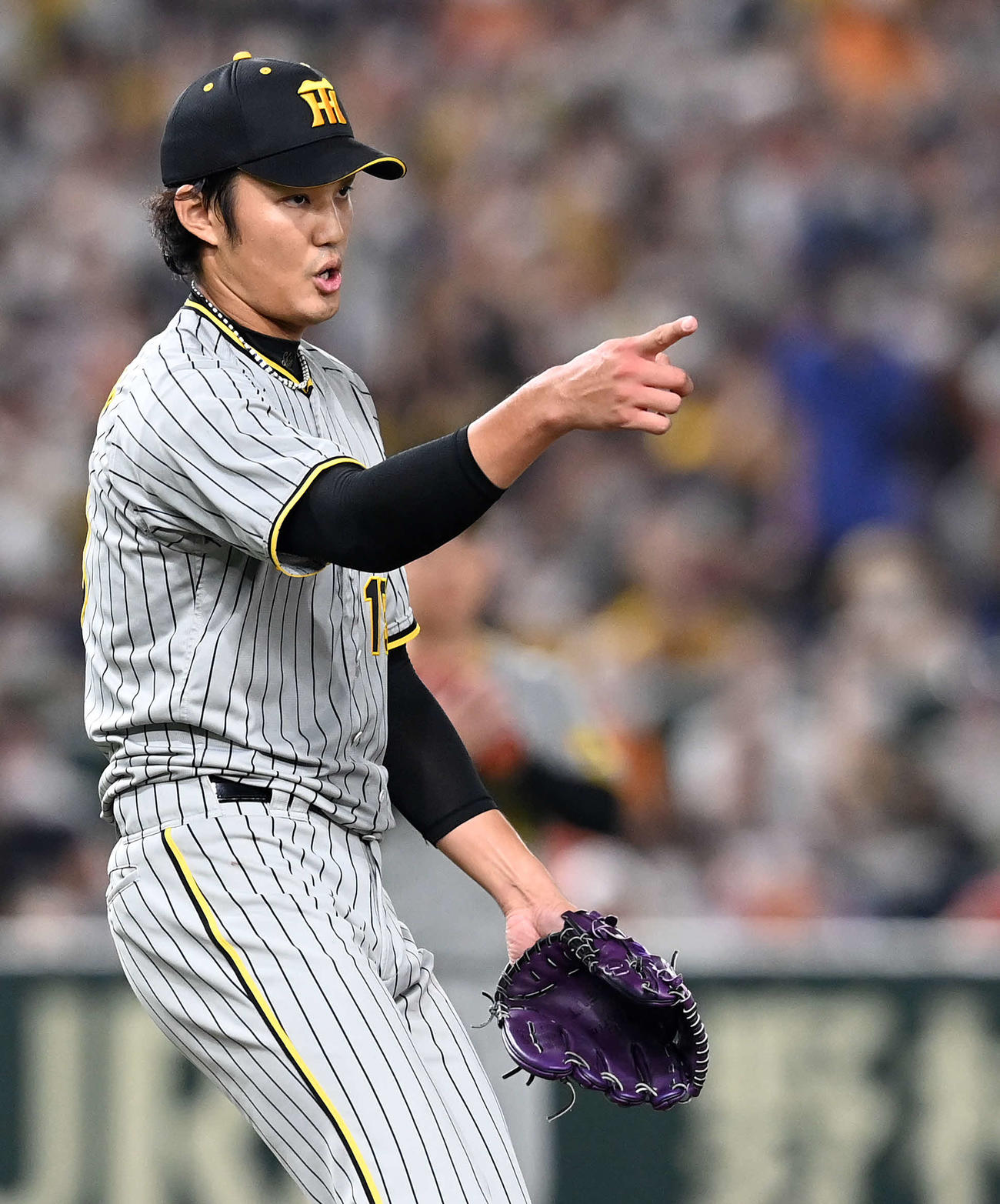 巨人対阪神　7回裏巨人一塁、代打松原を併殺打に打ち取りポーズを決める藤浪（撮影・たえ見朱実）
