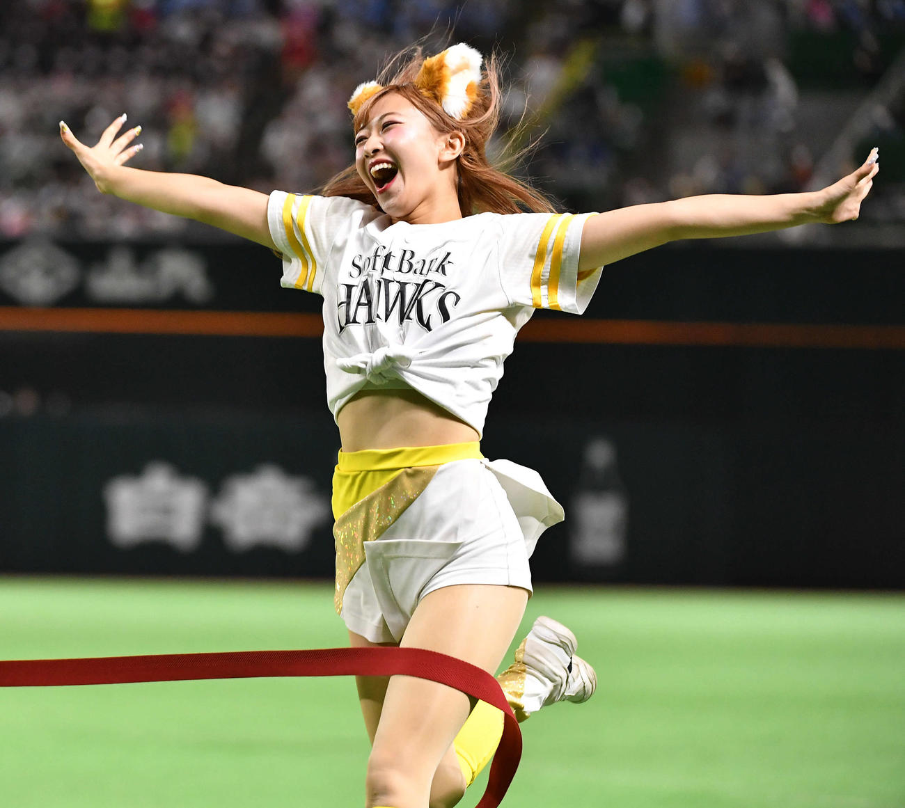 ソフトバンク対日本ハム　3回裏開始前のホットドッグレースで、きつねダンスの耳をつけたハニーズが1着でゴールする（撮影・岩下翔太）