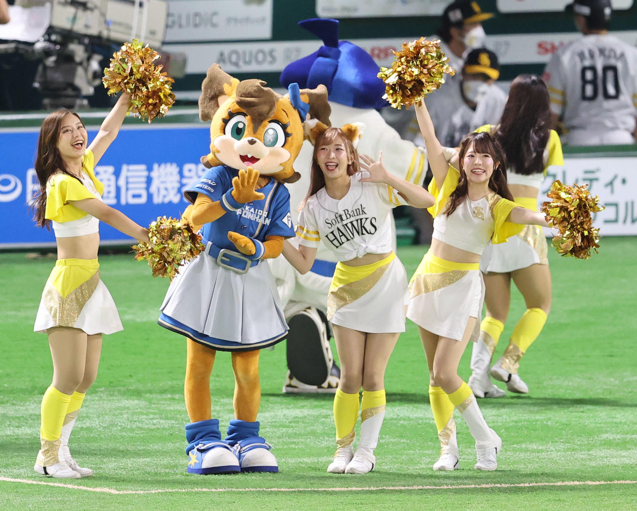 ソフトバンク対日本ハム　3回終了で行われたホットドックレースでハニーズと一緒に盛り上げた日本ハムマスコットのポリーポラリス（撮影・梅根麻紀）