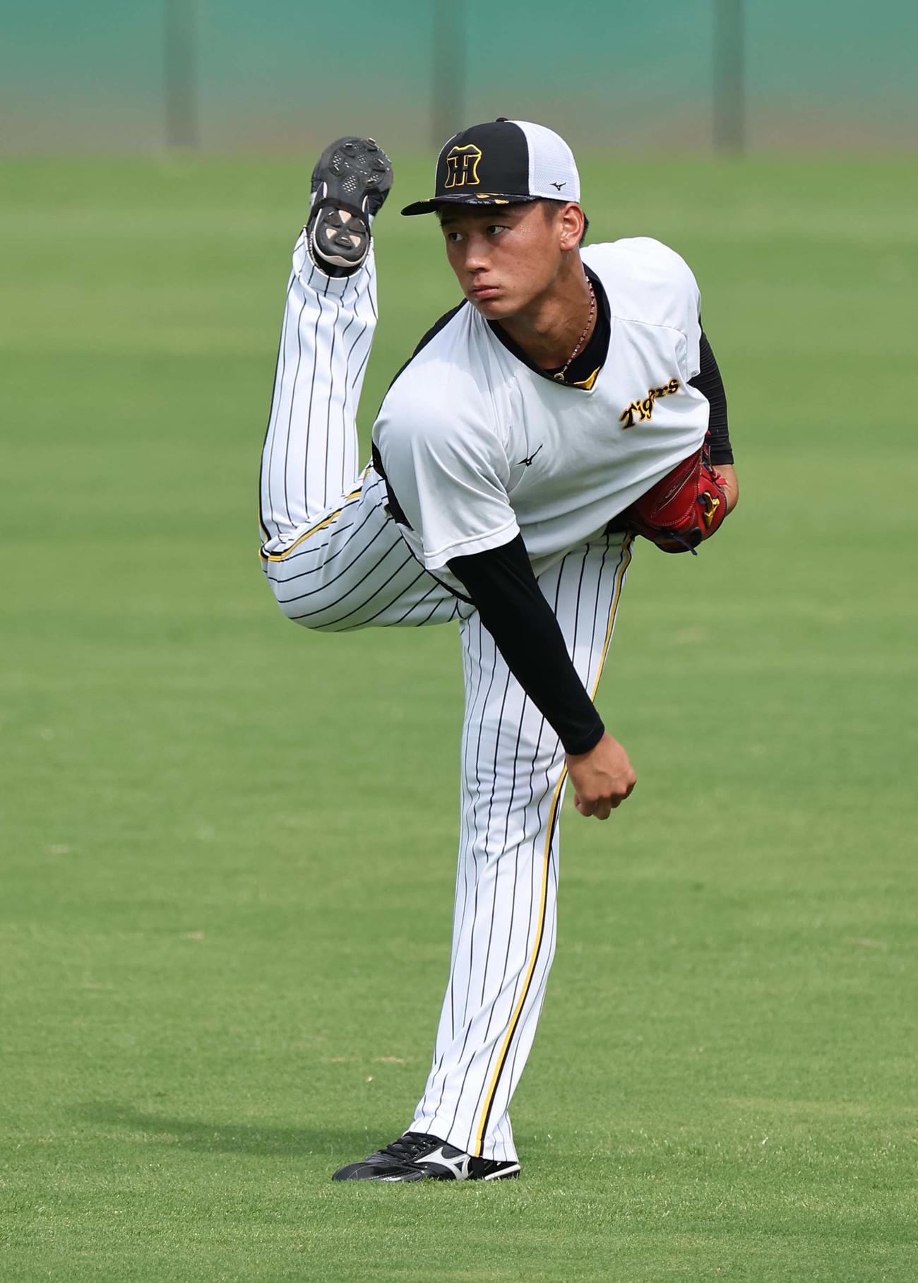 阪神対中日　キャッチボールをして汗を流す森木（撮影・上田博志）