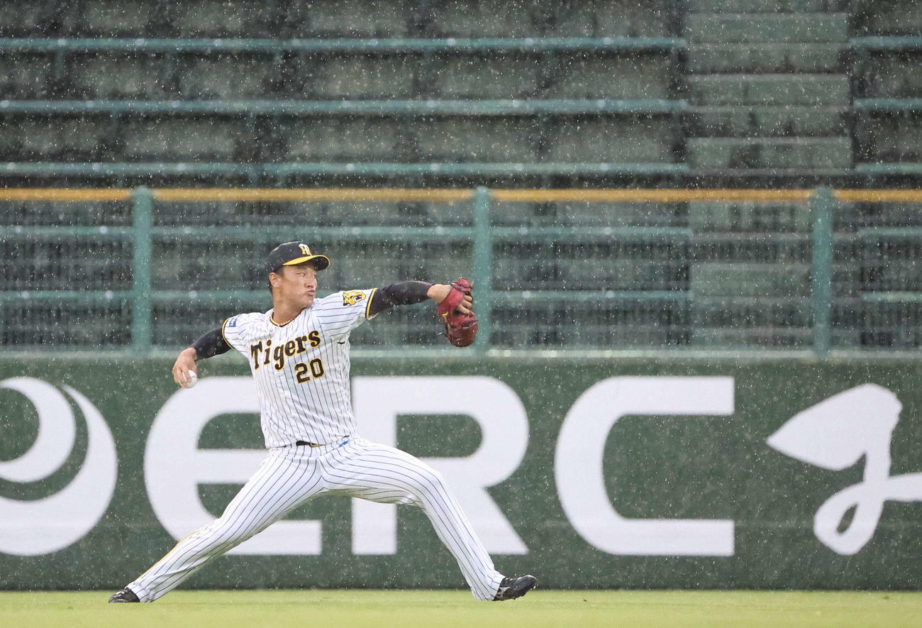 阪神対中日　雨の中キャッチボールをする森木（撮影・上田博志）