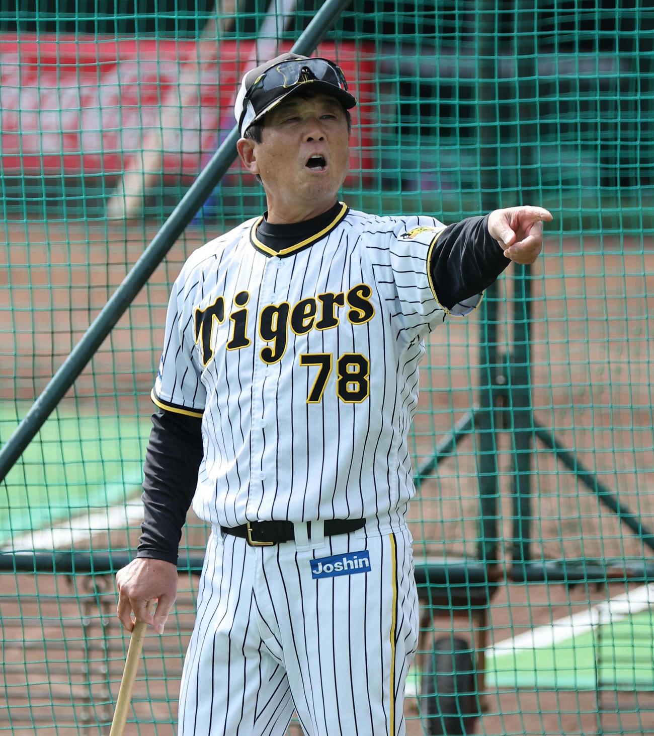 阪神対中日　グラウンドで内野ノックをする平田2軍監督（撮影・上田博志）
