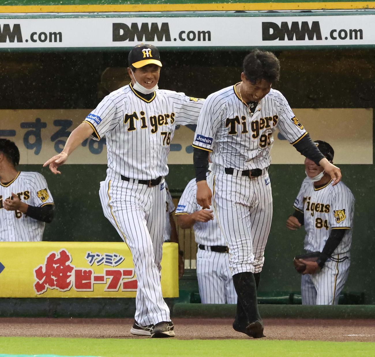 阪神対中日　パフォーマンスをを終えた片山（左）に「もう1周」とリクエストする平田2軍監督（撮影・上田博志）