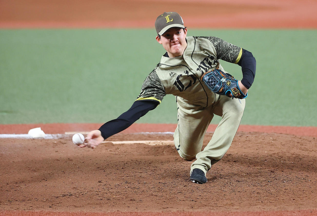 西武対オリックス　力投する西武先発の与座（撮影・垰建太）