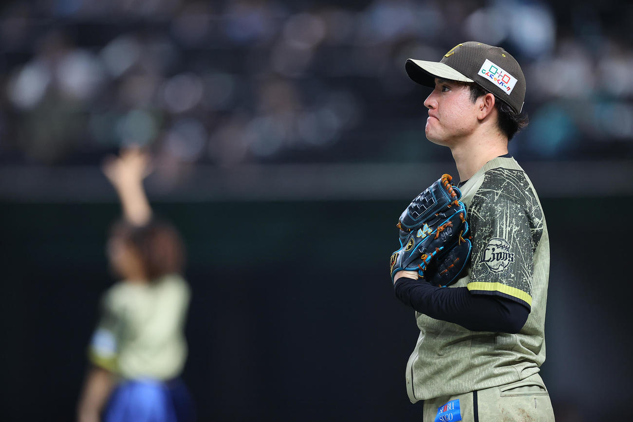 西武対オリックス　7回表の登板を終えスコアボードを見つめる西武先発の与座（撮影・垰建太）