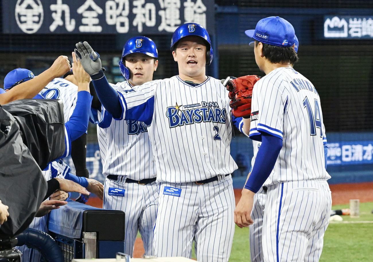 DeNA対広島　1回裏DeNA2死一塁、2点本塁打を放った牧（中央）はチームメートとタッチを交わす（撮影・滝沢徹郎）