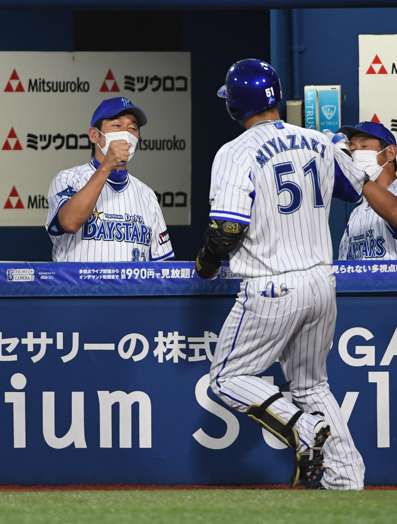 DeNA対広島　1回裏DeNA2死、宮崎は左越えに本塁打を放ち三浦監督（左）とグータッチする（撮影・柴田隆二）