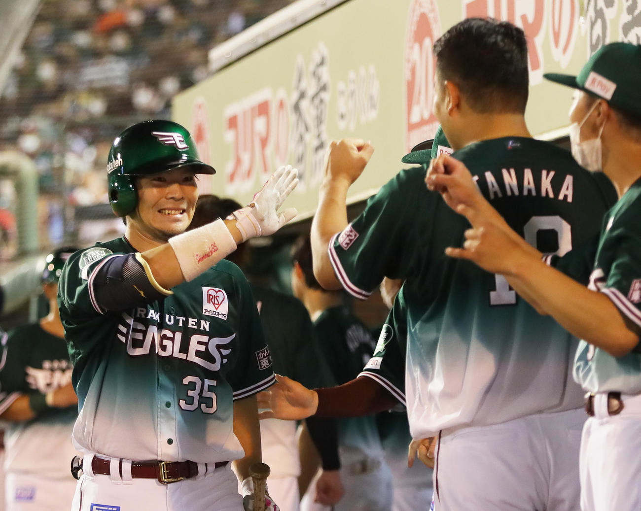 楽天対ロッテ　6回裏楽天無死三塁、右越え2点本塁打を放った島内（左）は田中将らとタッチを交わす（撮影・足立雅史）