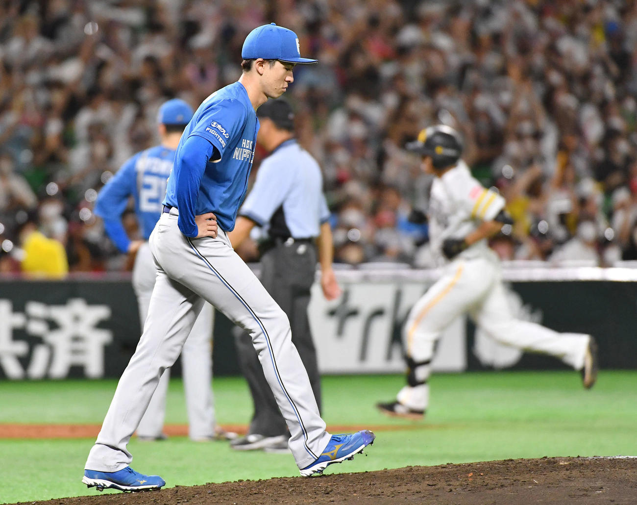 ソフトバンク対日本ハム　4回裏ソフトバンク2死二塁、佐藤直（右）に勝ち越しの左越え2点本塁打を打たれ、厳しい表情を見せる上沢（撮影・岩下翔太）