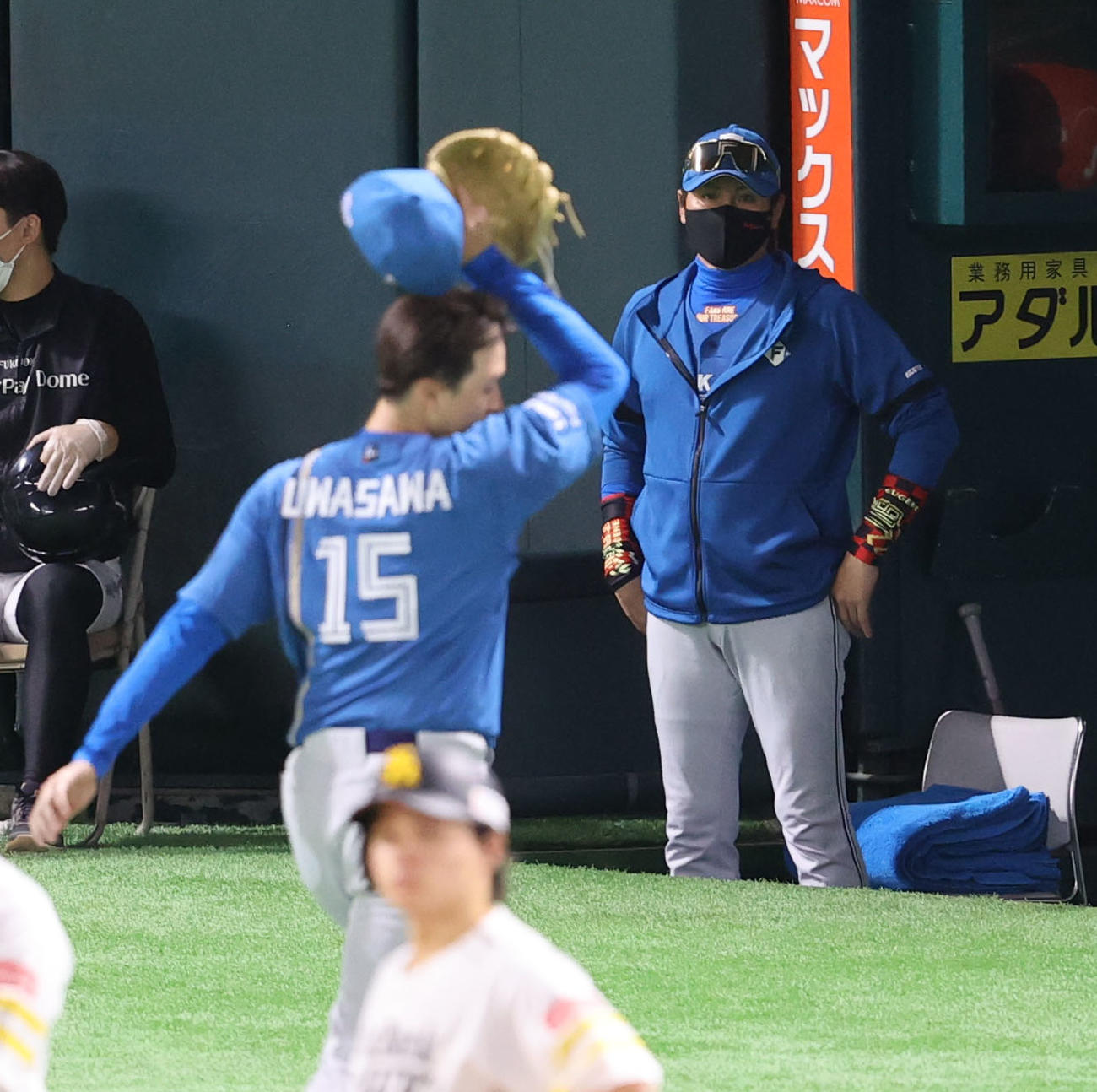 ソフトバンク対日本ハム　5回途中でマウンドを降りる上沢直之を見る新庄剛志監督（撮影・梅根麻紀）