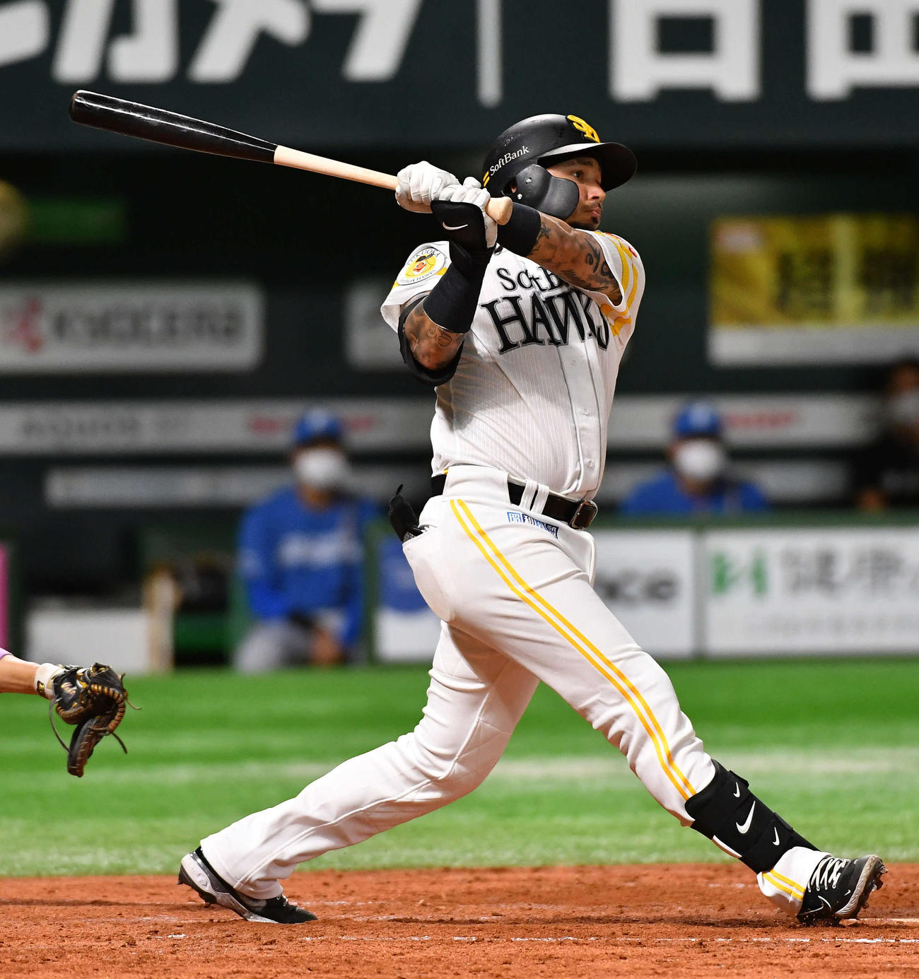 ソフトバンク対日本ハム　4回裏ソフトバンク2死二、三塁、ガルビスは右翼線へ同点の2点適時二塁打を放つ（撮影・岩下翔太）