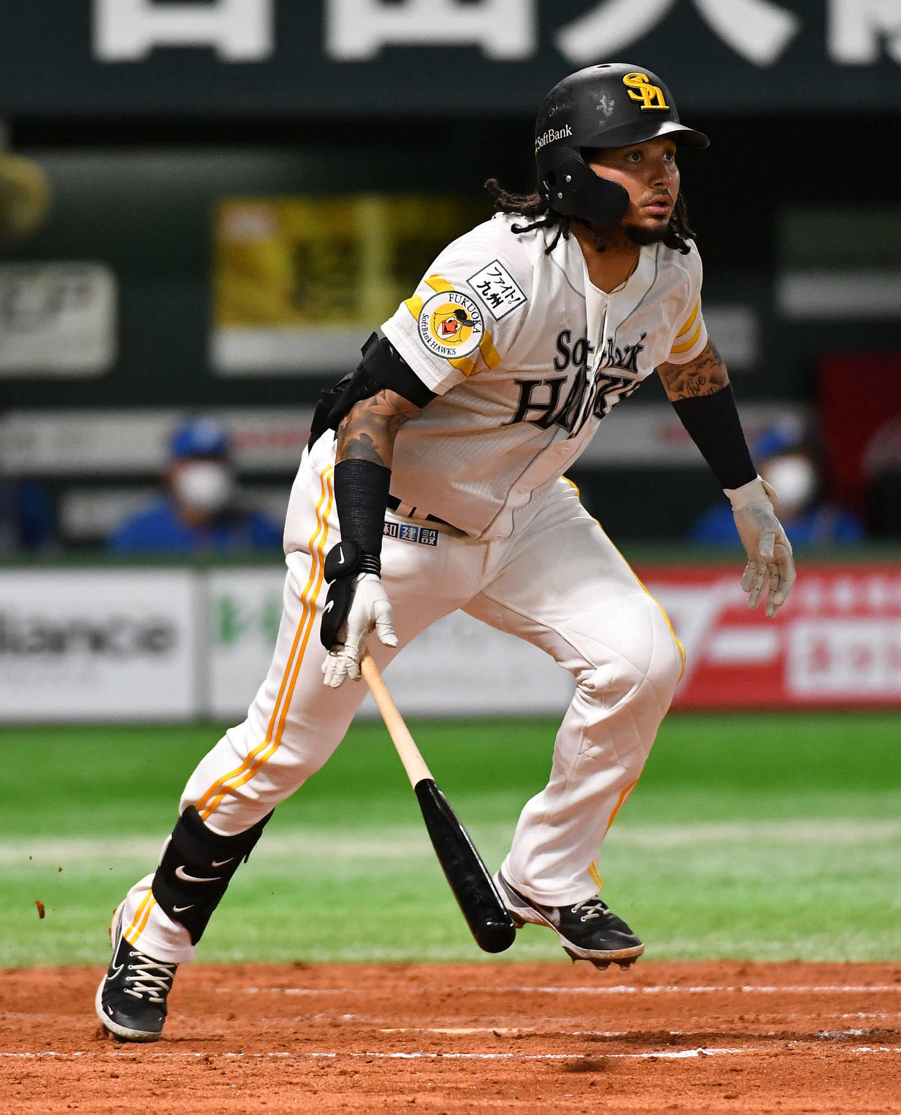ソフトバンク対日本ハム　4回裏ソフトバンク2死二、三塁、ガルビスは右翼線へ同点の2点適時二塁打を放つ（撮影・岩下翔太）