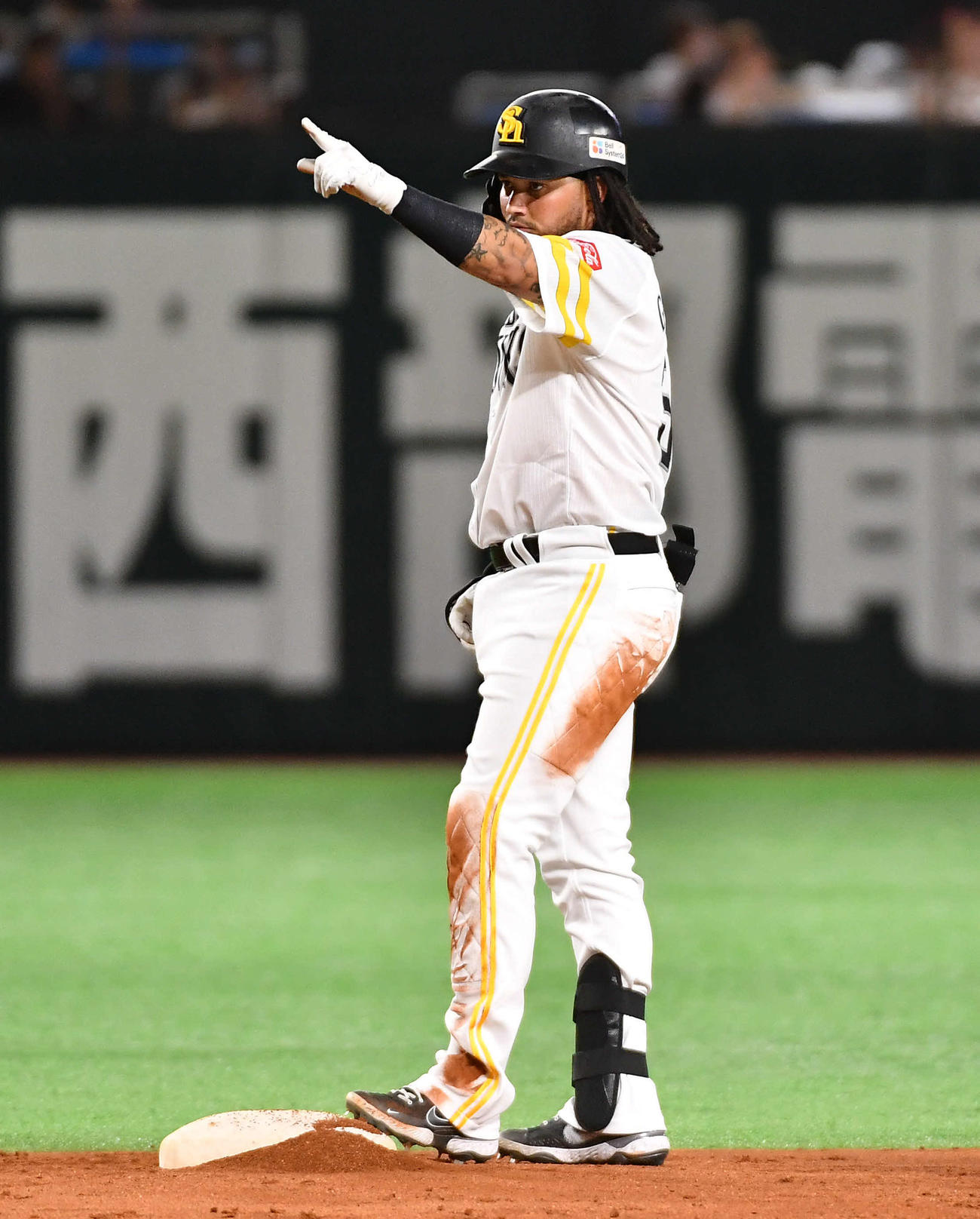 ソフトバンク対日本ハム　4回裏ソフトバンク2死二、三塁、右翼線へ同点の2点適時二塁打を放ち、ベンチに向かって指を突き上げるガルビス（撮影・岩下翔太）