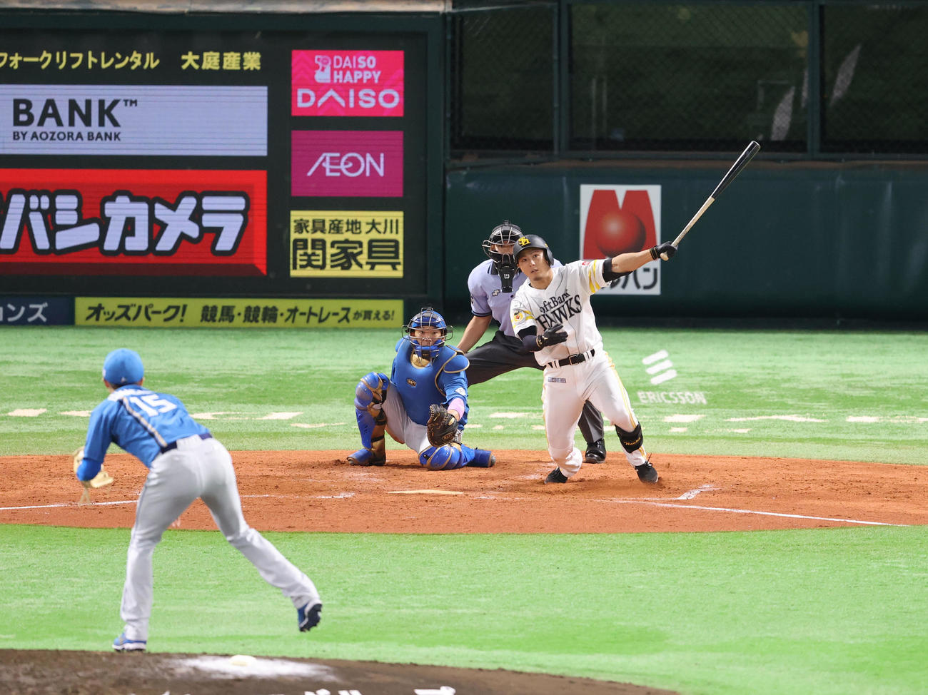 ソフトバンク対日本ハム　4回裏ソフトバンク2死二塁、佐藤直樹は左越えに勝ち越し2点本塁打を放つ（撮影・梅根麻紀）