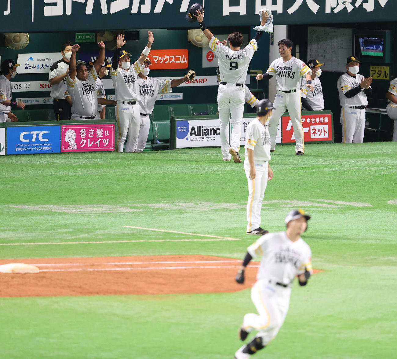ソフトバンク対日本ハム　4回裏ソフトバンク2死二塁、佐藤直樹は左越えに勝ち越し2点本塁打を放つ、大喜びのナイン（撮影・梅根麻紀）