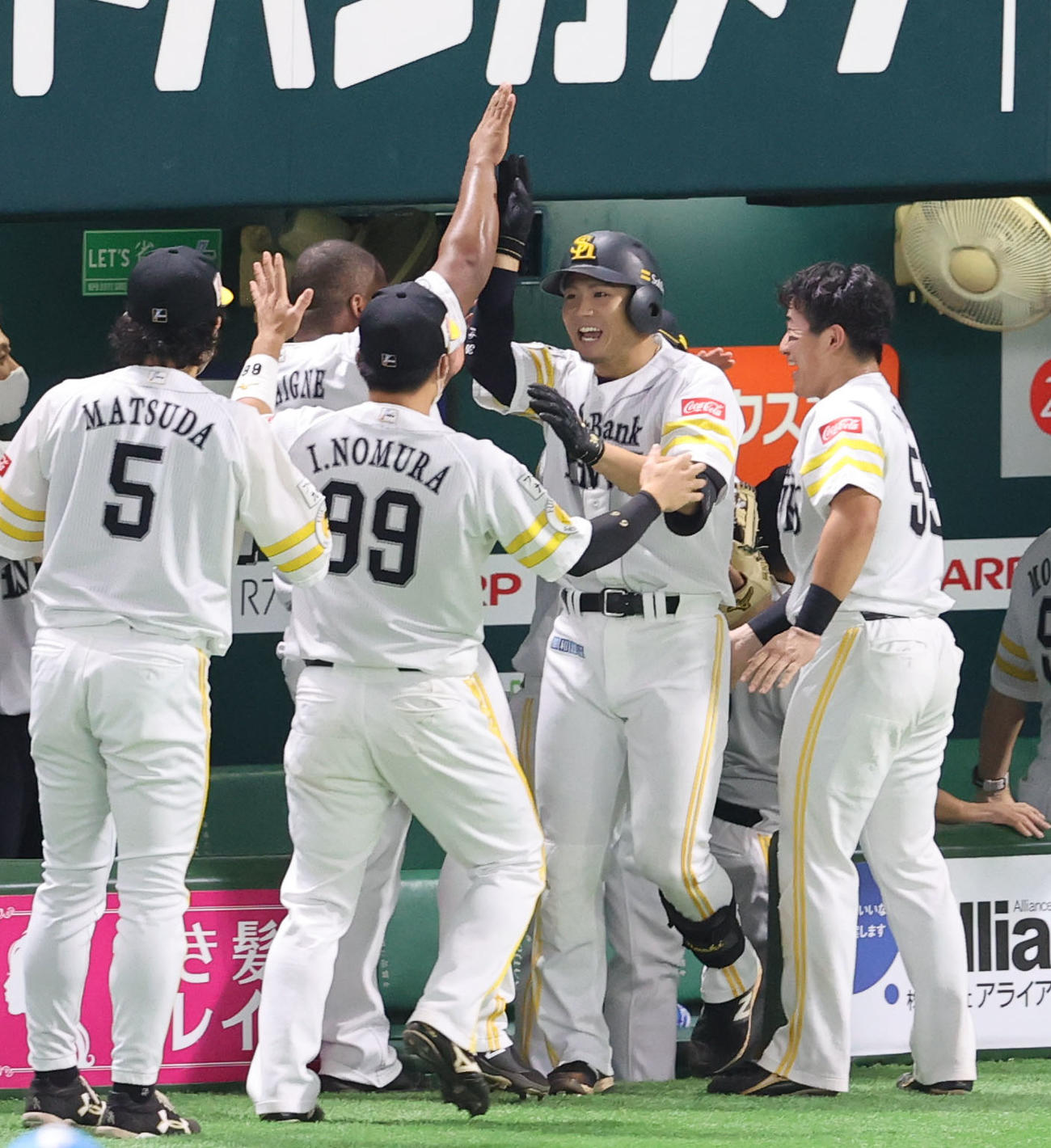 ソフトバンク対日本ハム　4回裏ソフトバンク2死二塁、佐藤直樹は左越えに勝ち越し2点本塁打を放つ、大喜びのナイン（撮影・梅根麻紀）