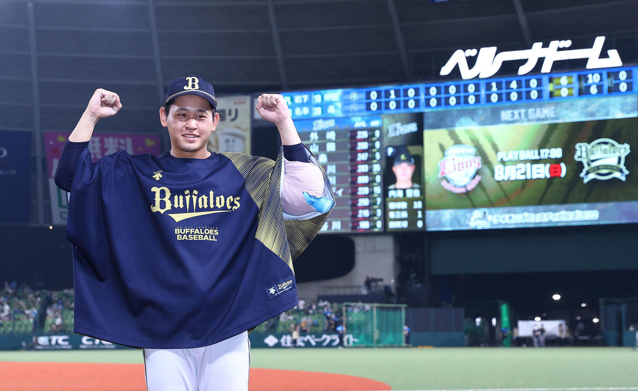 西武対オリックス　ヒーローインタビューを終え写真に納まるオリックス宮城（撮影・垰建太）
