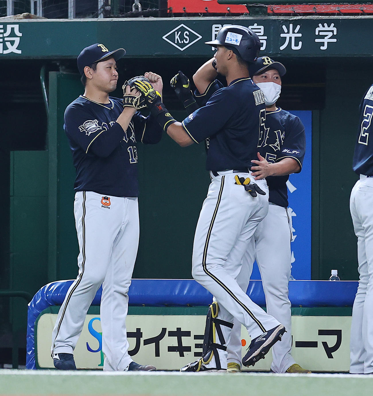 西武対オリックス　8回表オリックス1死一、三塁、右越え3点本塁打を放った宗（中央）とタッチを交わす宮城（撮影・垰建太）