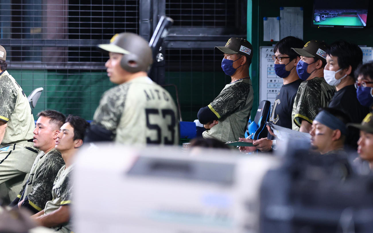 西武対オリックス　9回、さえない表情で試合を見つめる辻監督（中央）ら西武ナイン（撮影・垰建太）