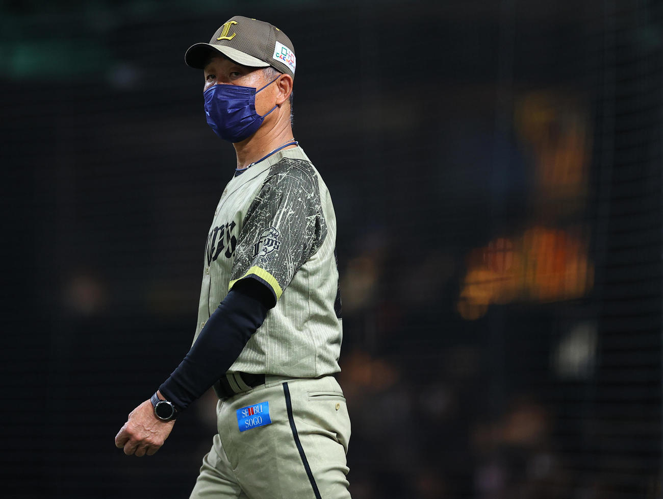 西武対オリックス　8回表、投手交代を告げにベンチを出る西武辻監督（撮影・垰建太）