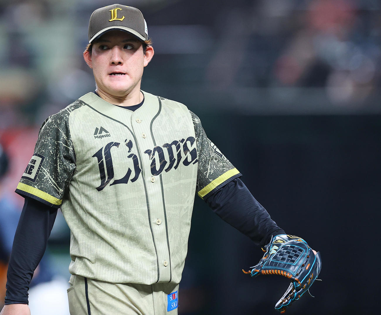 西武対オリックス　7回表の登板を終え少し悔しげな西武先発の与座（撮影・垰建太）